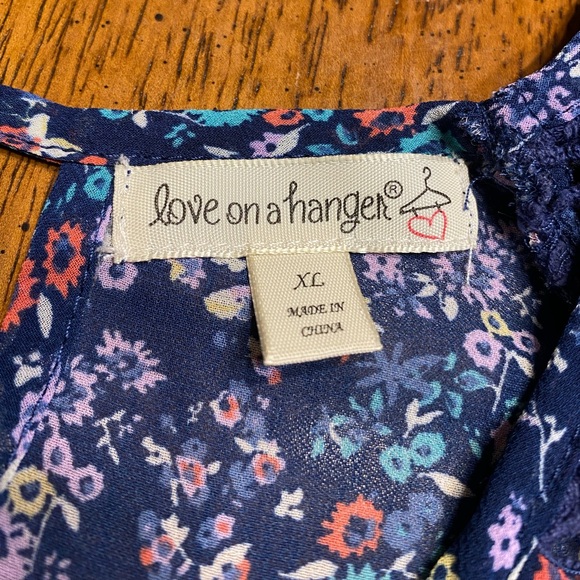 Love on a hanger blouse with crocheted shoulders. Size extra large. - Picture 6 of 10